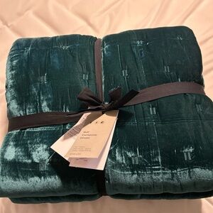 West Elm Green Velvet Tackstitch Quilt Full/Queen